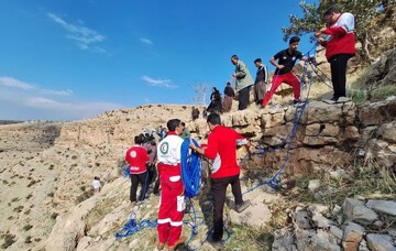 نجات فرد گرفتار شده در دیواره ارتفاعات سرپل‌ذهاب توسط هلال احمر