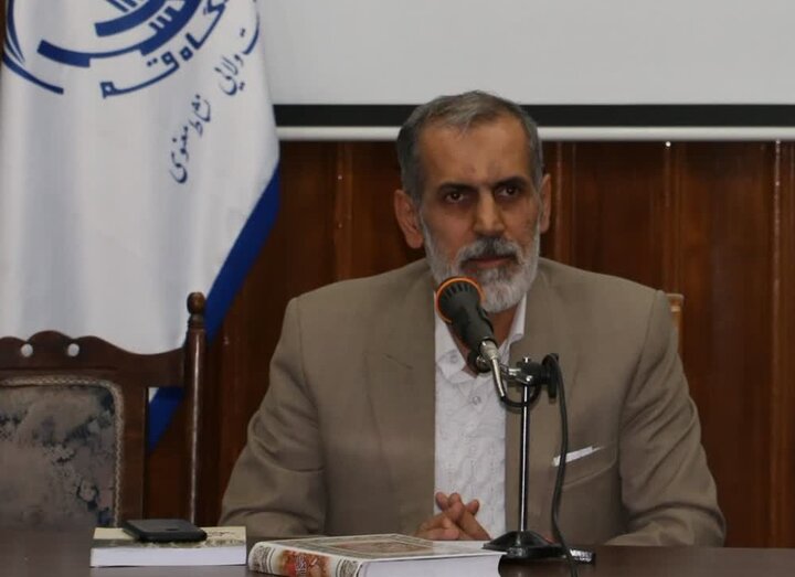 لازمه نظریهپردازی درباره جامعه و زندگی، داشتن یک جهانبینی عمیق و دقیق است