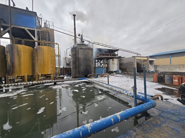 حریق در انبار روغن شهرک صنعتی شیراز مهار شد حریق در انبار روغن شهرک صنعتی شیراز مهار شد