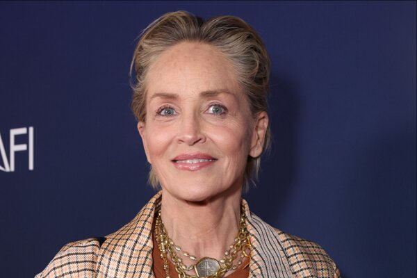 شارون استون: آمریکاییها نادان و متکبر هستند