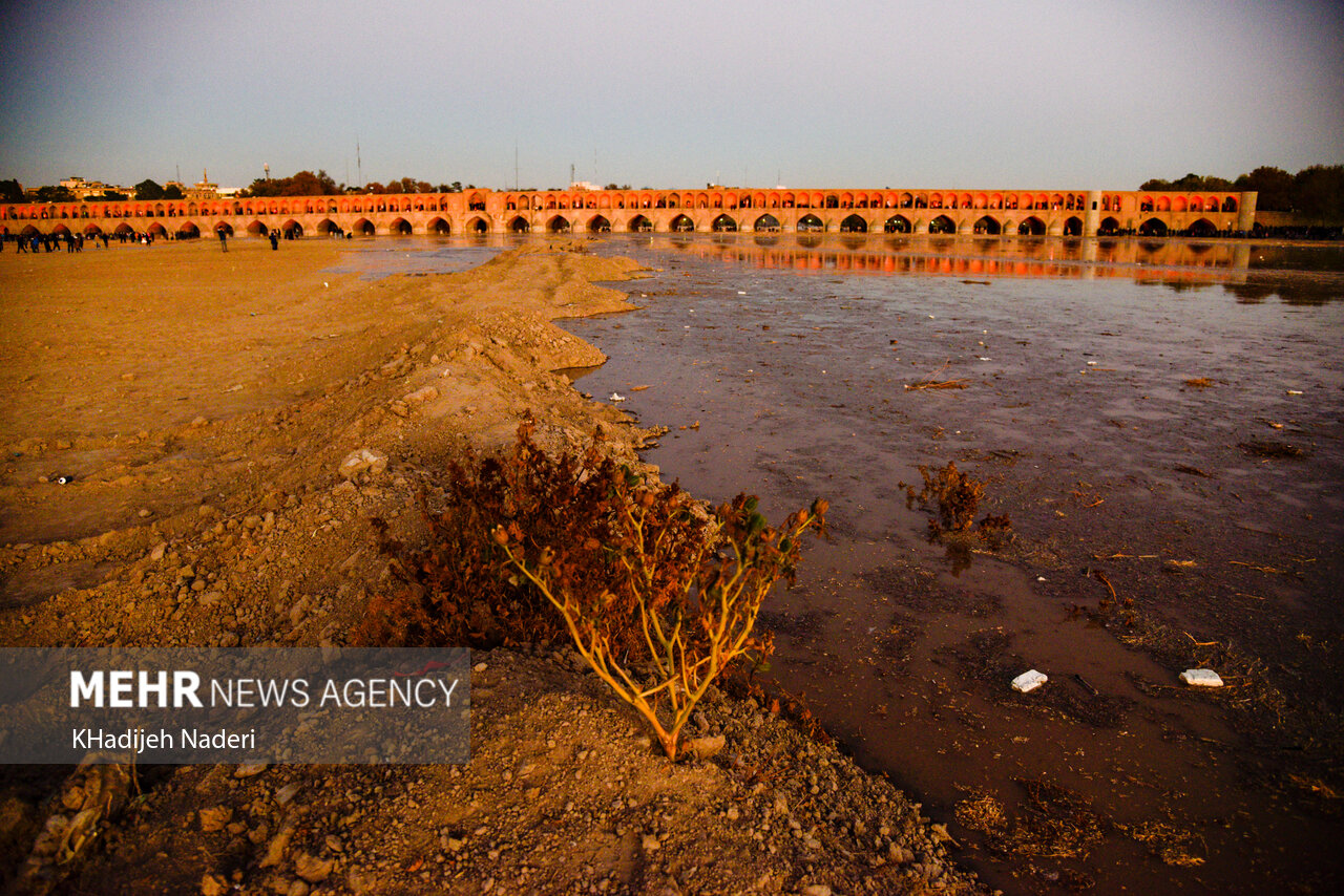 اصفهان در چنگال خشکسالی ساختاری؛ چشم زندهرود به آسمان خشک شد