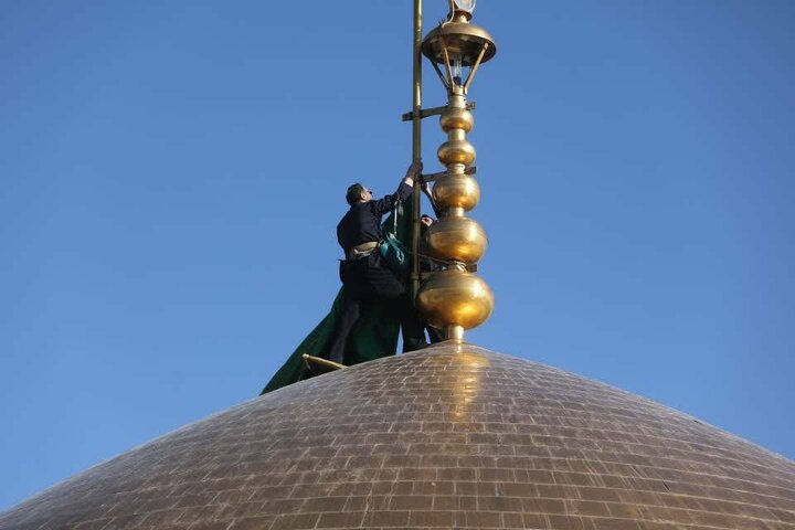 Hz. İmam Rıza'nın (a.s) Türbesi'ne siyah bayrak asıldı Hz. İmam Rıza'nın (a.s) Türbesi'ne siyah bayrak asıldı