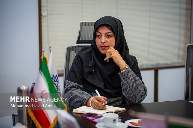 بررسی میل افراطی برخی افراد به آرایش در کتاب «زیر پوست زیباکدهها»