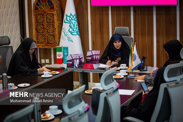 بررسی میل افراطی برخی افراد به آرایش در کتاب «زیر پوست زیباکدهها»