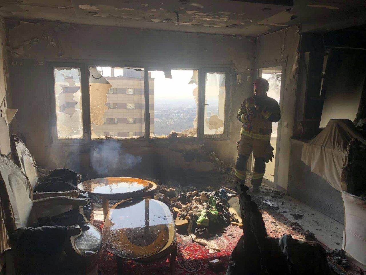 مهار آتشسوزی در یک برج ۲۱ طبقه در شهرک چیتگر