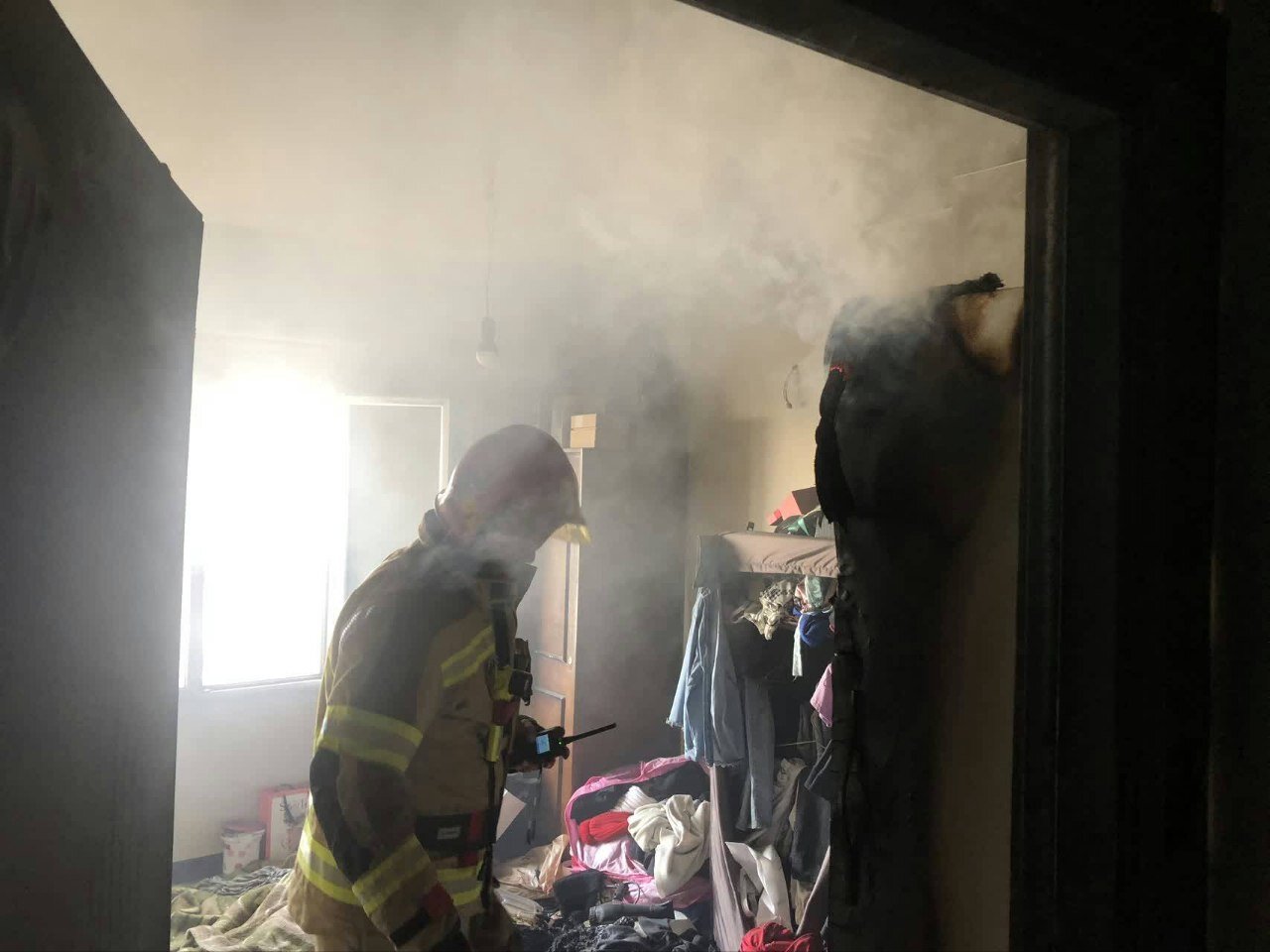 مهار آتشسوزی در یک برج ۲۱ طبقه در شهرک چیتگر