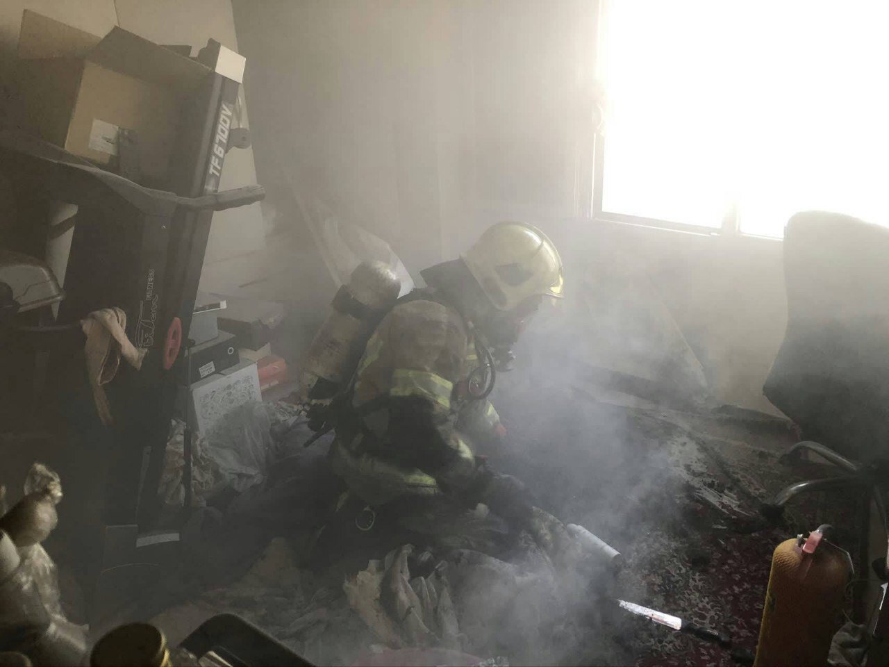 مهار آتشسوزی در یک برج ۲۱ طبقه در شهرک چیتگر