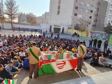 استقبال دانش آموزان کرجی از پیکر پاک شهید خوشنام ۱۷ ساله