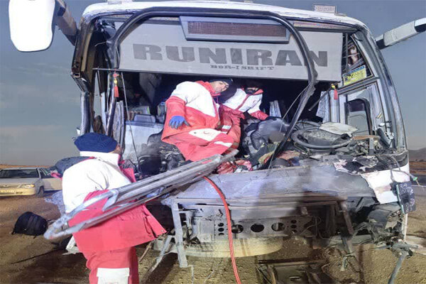 ۱۴ مصدوم بر اثر تصادف اتوبوس و تریلی در جاده اصفهان – آباده