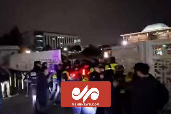 Seul'de sıkı yönetim sonrası sokaklar karıştı! Seul'de sıkı yönetim sonrası sokaklar karıştı!