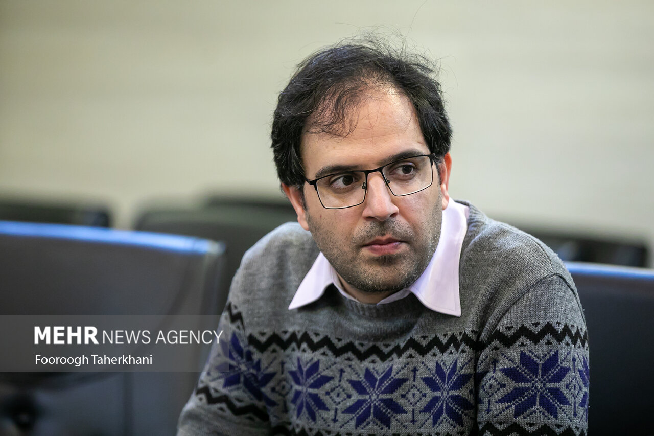 بررسی انقلاب از دید یک ناظر بیطرف؛ مستندی که از یک سقوط ۱۰۰ روزه میگوید