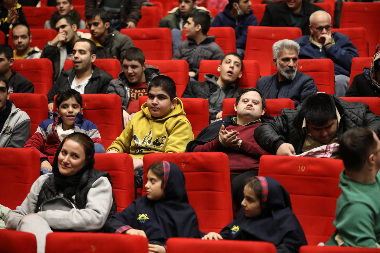 بچههای معلول به تماشای «باغ کیانوش» نشستند