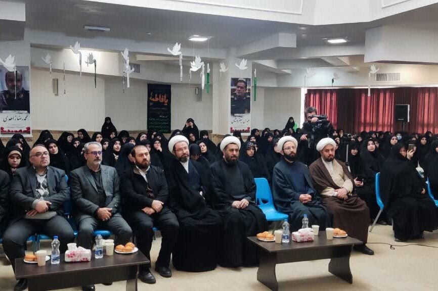 خواهران طلبه وظیفه اجتماعی زن را برای مردم تبیین کنند