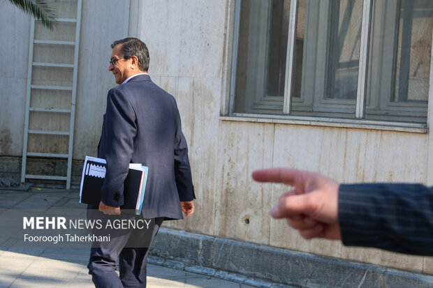 وزیر اقتصاد از سمت خود برکنار شد