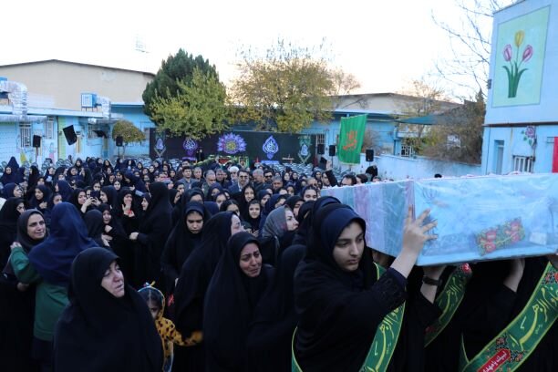 استقبال و بدرقه لالههای فاطمی در مدارس خرمآباد