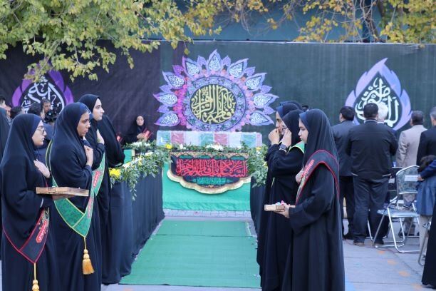 استقبال و بدرقه لالههای فاطمی در مدارس خرمآباد استقبال و بدرقه لالههای فاطمی در مدارس خرمآباد