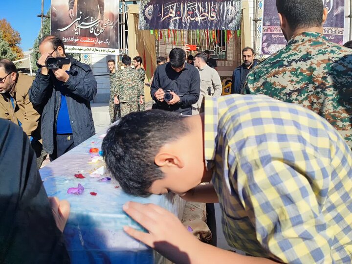 استقبال و بدرقه لالههای فاطمی در مدارس خرمآباد استقبال و بدرقه لالههای فاطمی در مدارس خرمآباد