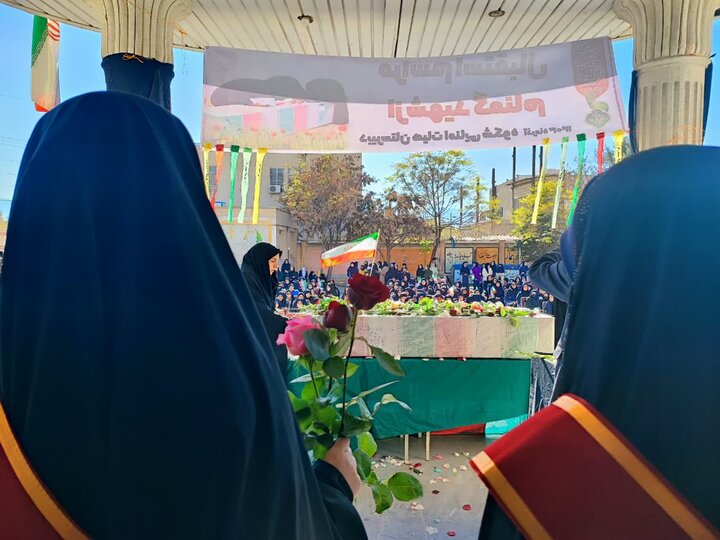 استقبال و بدرقه لالههای فاطمی در مدارس خرمآباد استقبال و بدرقه لالههای فاطمی در مدارس خرمآباد