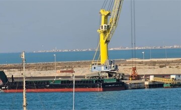 بارج ۲ هزار تنی «جوشن» در بندر بوشهر به آب انداخته شد