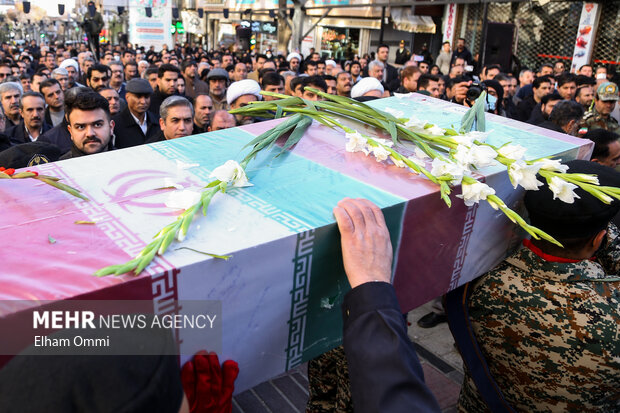 İran Kutsal Savunma şehitlerine veda ediyor