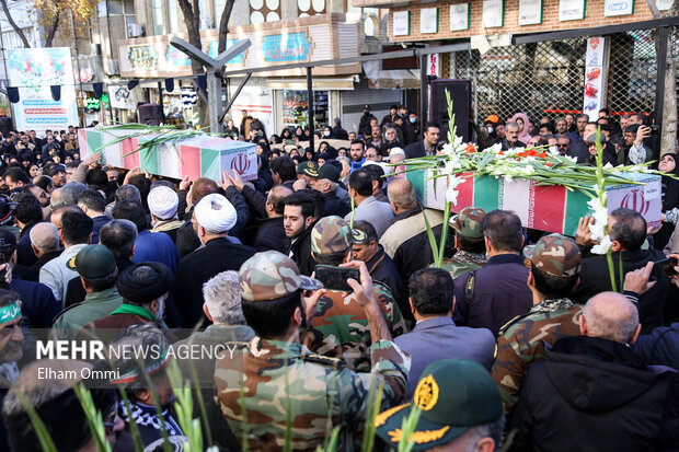 İran Kutsal Savunma şehitlerine veda ediyor