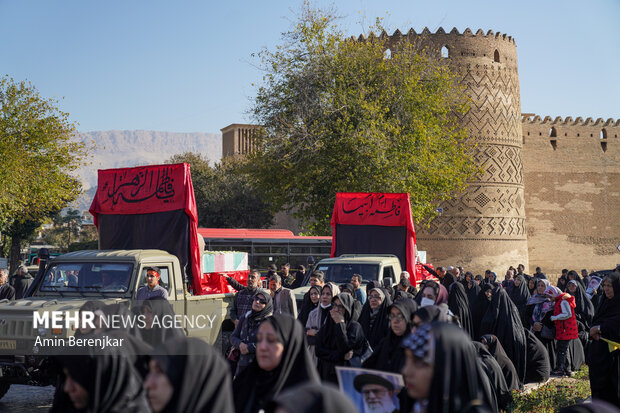 تشییع 12 شهید گمنام هشت سال دفاع مقدس در شیراز