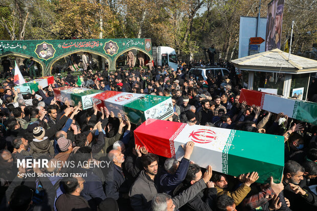 Tahran'da 100 isimsiz şehit için veda töreni Tahran'da 100 isimsiz şehit için veda töreni