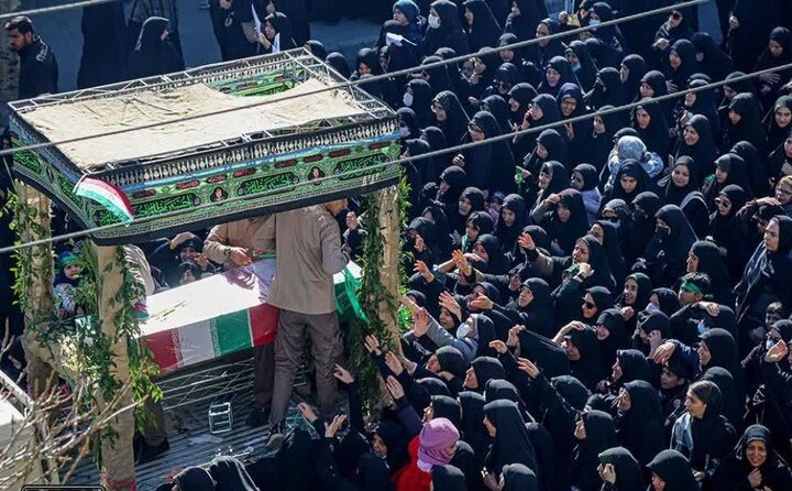 تشییع لالههای فاطمی بر دستان مردم اراک