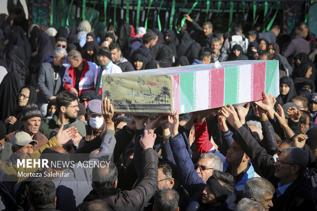 İran Kutsal Savunma şehitlerine veda ediyor