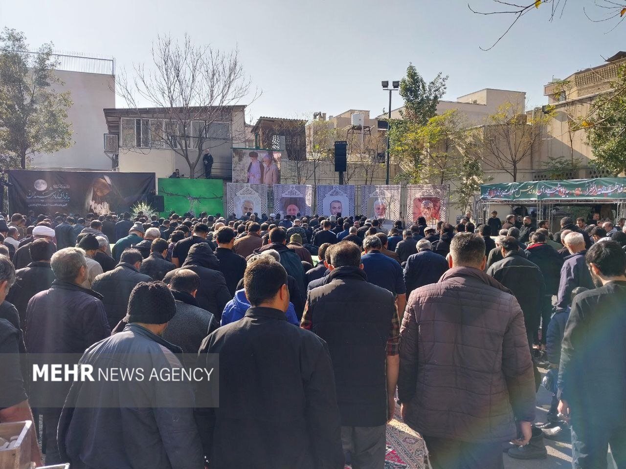 اقامه نماز ظهر و عصر در محوطه معراج شهدای تهران