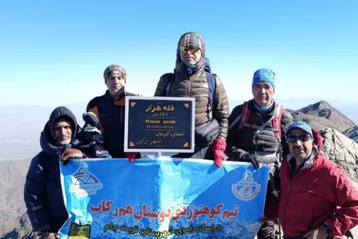 صعود اعضای هیئت دوچرخهسواری تربتجام به قله هزار کرمان