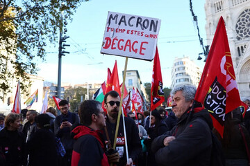 VIDEO: Thousands of French workers demand Macron resignation