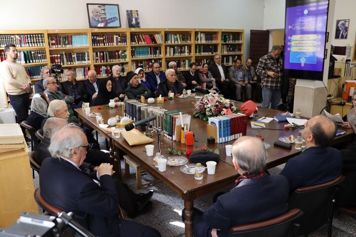 بازگشت مؤلفان مؤسسه دهخدا؛ به ۸ میلیون ایرانی بیگانه با زبان فارسی فکر کنیم بازگشت مؤلفان مؤسسه دهخدا؛ به ۸ میلیون ایرانی بیگانه با زبان فارسی فکر کنیم