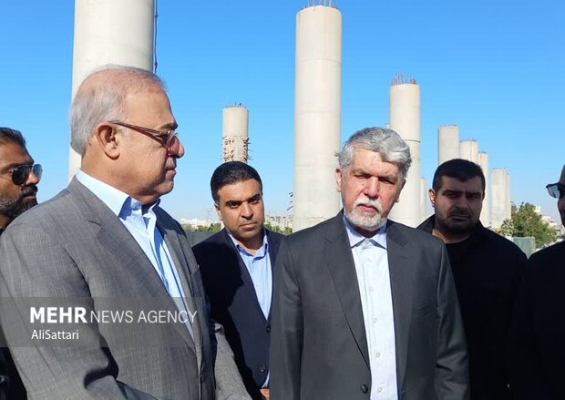 تکلیف ستونهای سر به فلک کشیده در ساحل بندرعباس روشن میشود تکلیف ستونهای سر به فلک کشیده در ساحل بندرعباس روشن میشود
