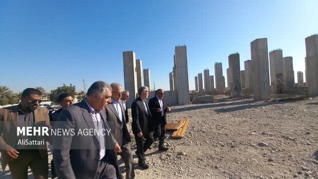 تکلیف ستونهای سر به فلک کشیده در ساحل بندرعباس روشن میشود تکلیف ستونهای سر به فلک کشیده در ساحل بندرعباس روشن میشود