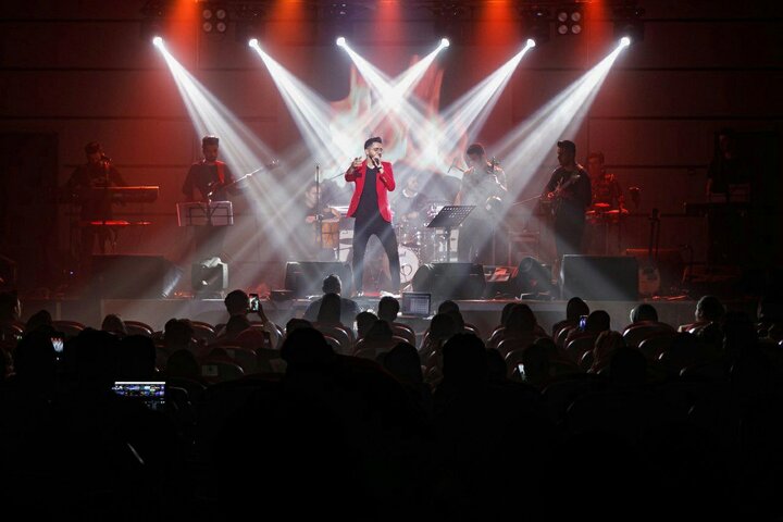 بابک افشار با ترانههای آذربایجانی روی صحنه میرود