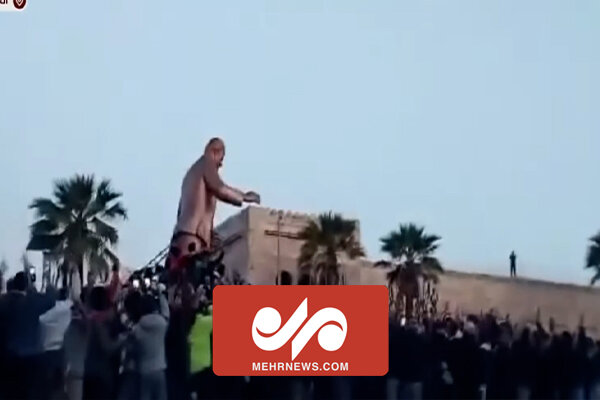 Teröristler Hafız Esad'ın heykelini devirdi Teröristler Hafız Esad'ın heykelini devirdi