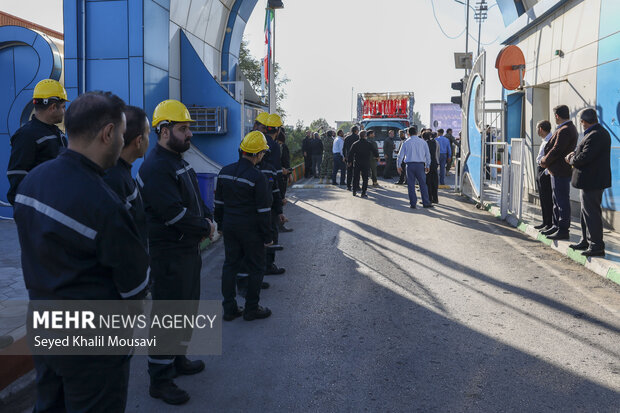 پیکر شهید گمنام بر دستان سربازان صنعت