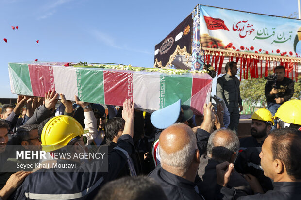 پیکر شهید گمنام بر دستان سربازان صنعت