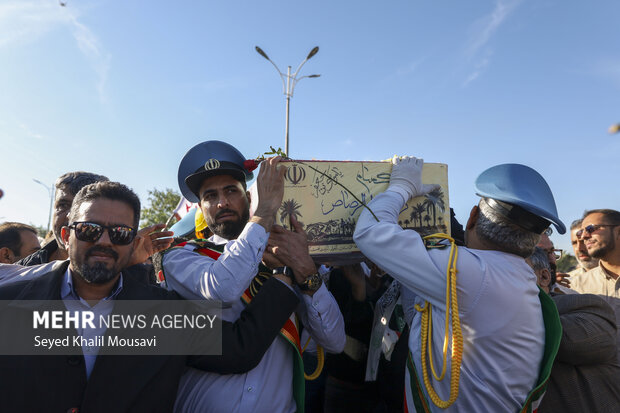 پیکر شهید گمنام بر دستان سربازان صنعت