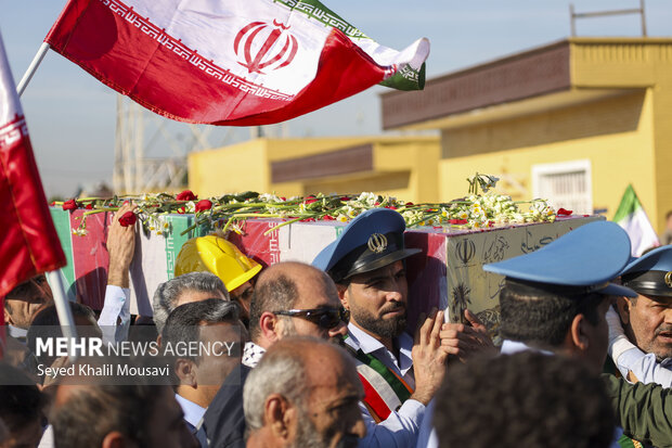 پیکر شهید گمنام بر دستان سربازان صنعت