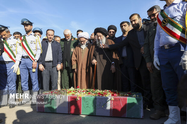 پیکر شهید گمنام بر دستان سربازان صنعت