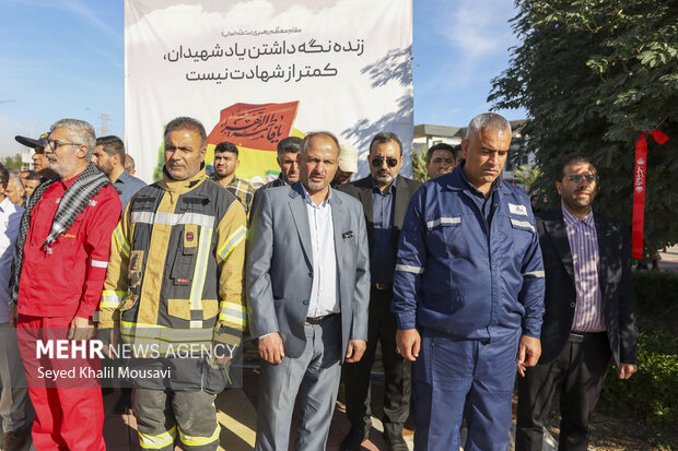 پیکر شهید گمنام بر دستان سربازان صنعت