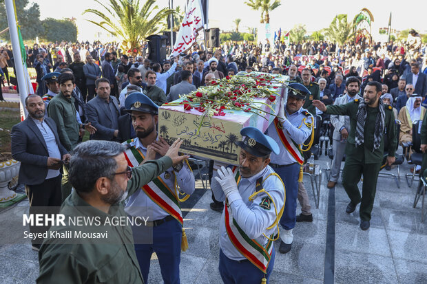 پیکر شهید گمنام بر دستان سربازان صنعت