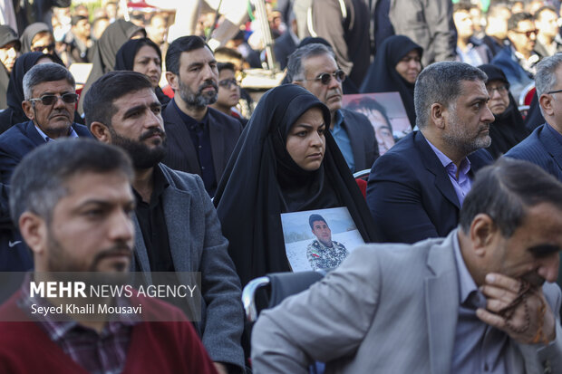 پیکر شهید گمنام بر دستان سربازان صنعت