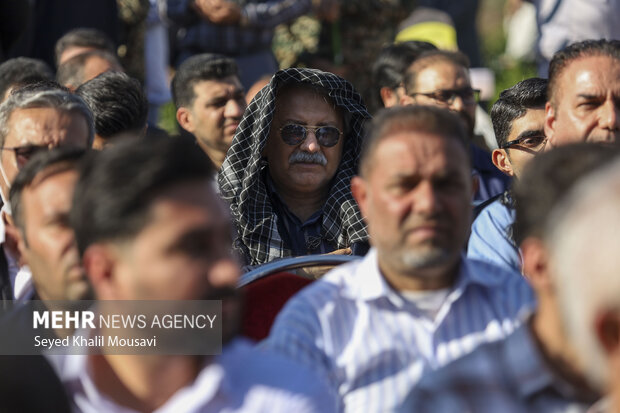 پیکر شهید گمنام بر دستان سربازان صنعت