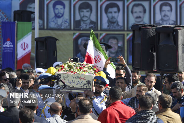 پیکر شهید گمنام بر دستان سربازان صنعت