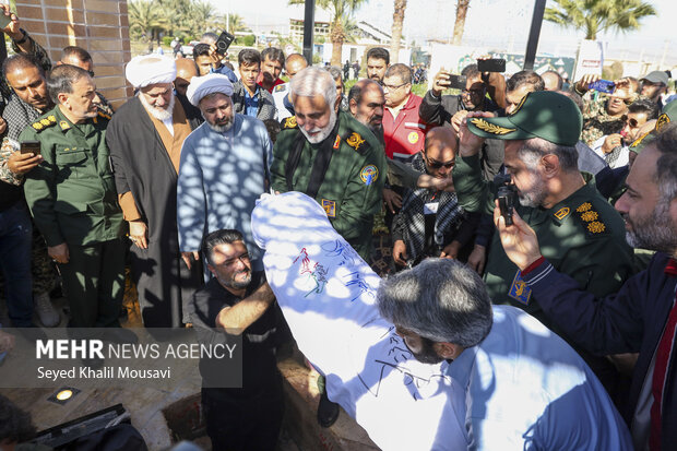 پیکر شهید گمنام بر دستان سربازان صنعت