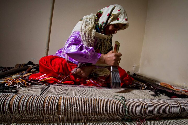 فرش بافی هنر کهن و دیرینه زنان سیستان؛ گره های امید در دل خشکسالی
