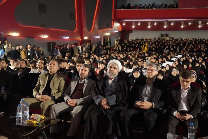 جشن روز دانشجو در دانشگاه آیتالله بروجردی برگزار شد